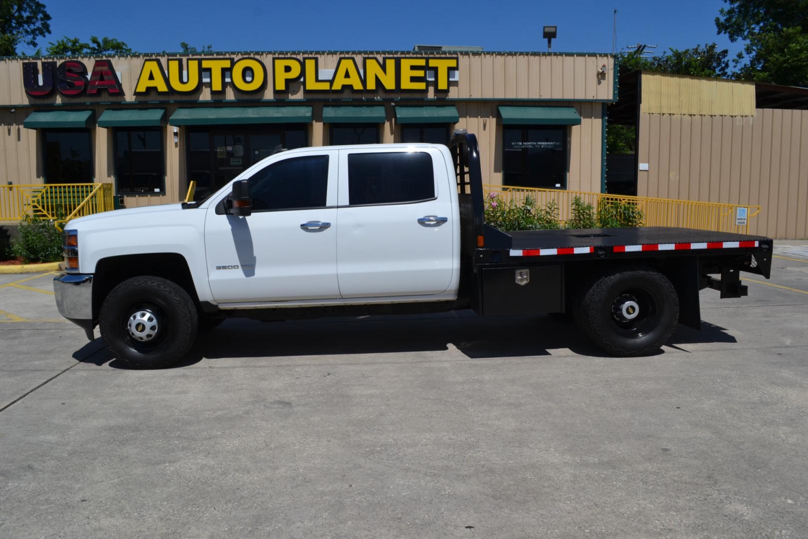 2019 WHITE /BLACK CHEVROLET 3500 with an VORTEC 6.0L V8 engine, AUTOMATIC transmission, located at 9172 North Fwy, Houston, TX, 77037, (713) 910-6868, 29.887470, -95.411903 - Photo#3